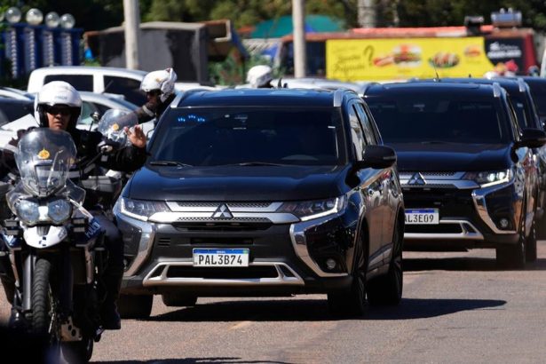 Operovali byvaleho brazilskeho prezidenta Bolsonara pre slabinovu prietrz