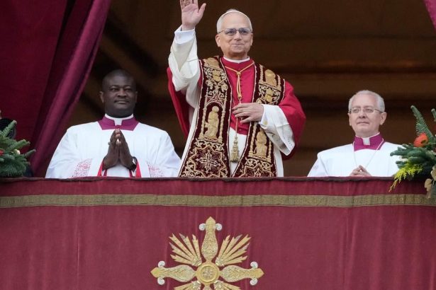 Papez v posolstve Urbi et orbi vyzval na dialog o mieri na Ukrajine