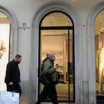 Prada kupila svojho modneho konkurenta Versace