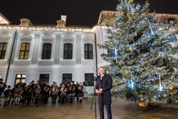 Prezident rozsvietil vianocny stromcek pred sidlom