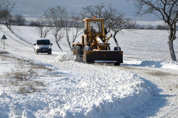 SHMU vydal vystrahy pred vetrom a snehom