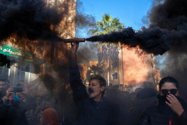 Tunisania pokracuju v protestoch prezidentovi vycitaju zasahy proti opozicii