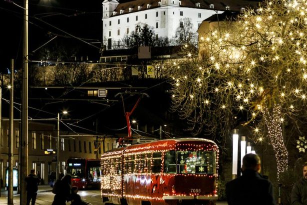 V centre hlavneho mesta zacina jazdit vianocna flotila