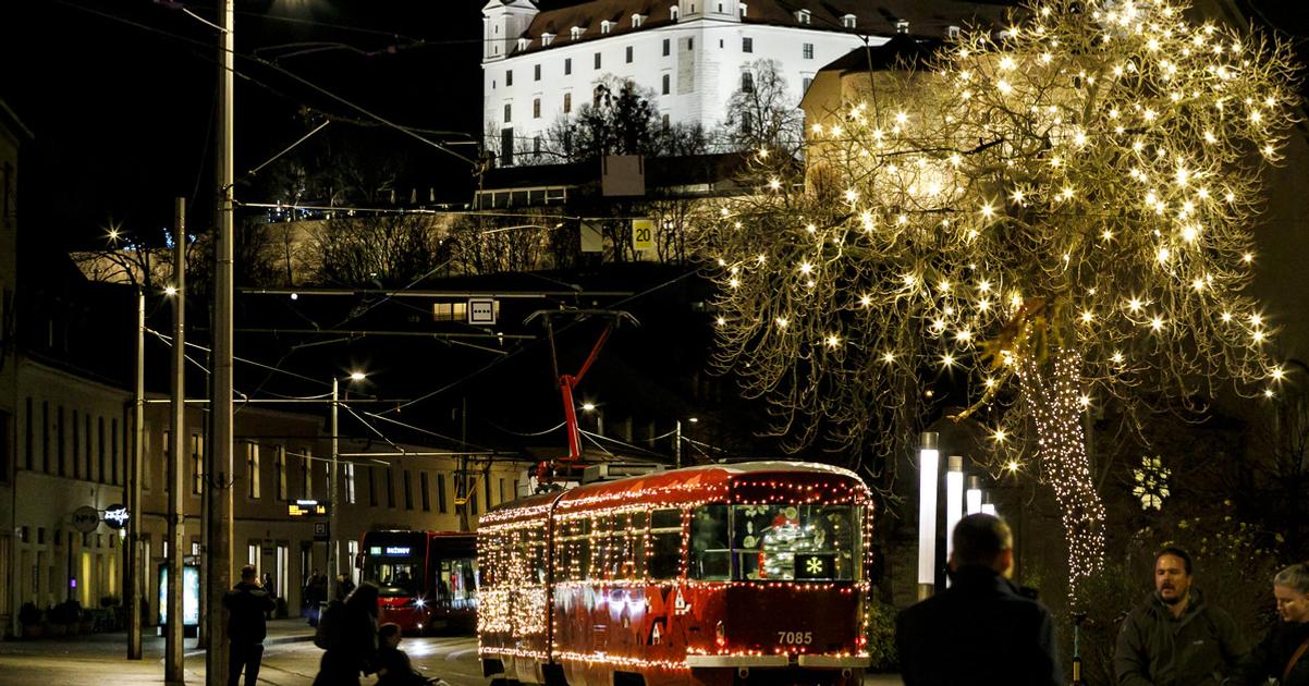 V centre hlavneho mesta zacina jazdit vianocna flotila