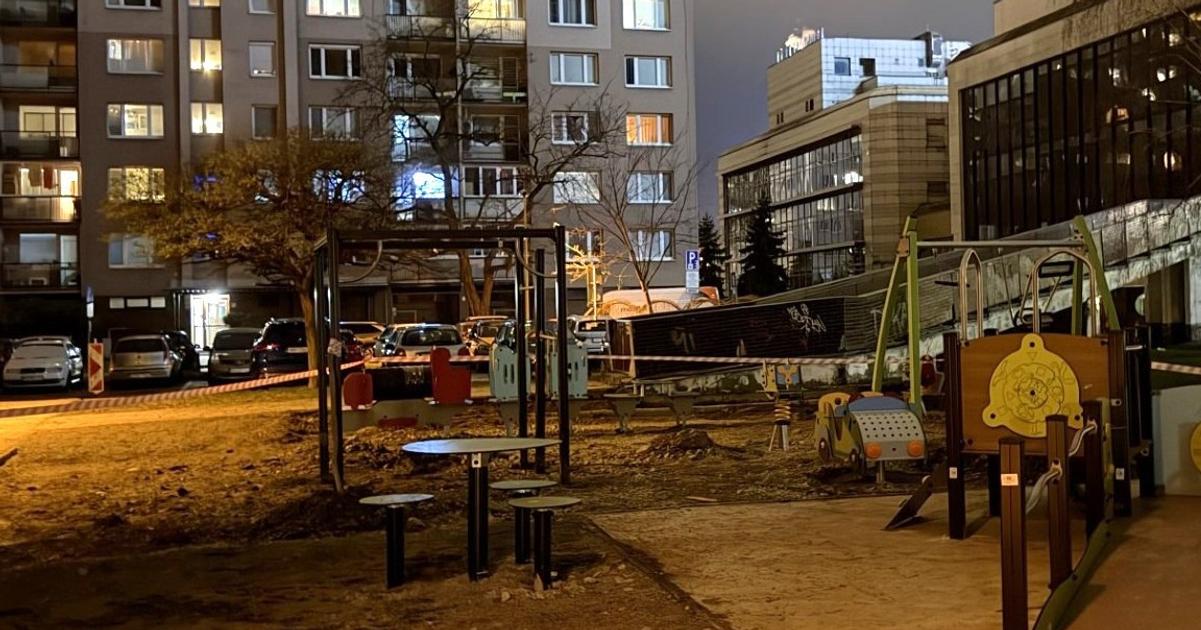 V meste si ide kazdy po svojej ceste V tesnom susedstve budu dve podobne stavby