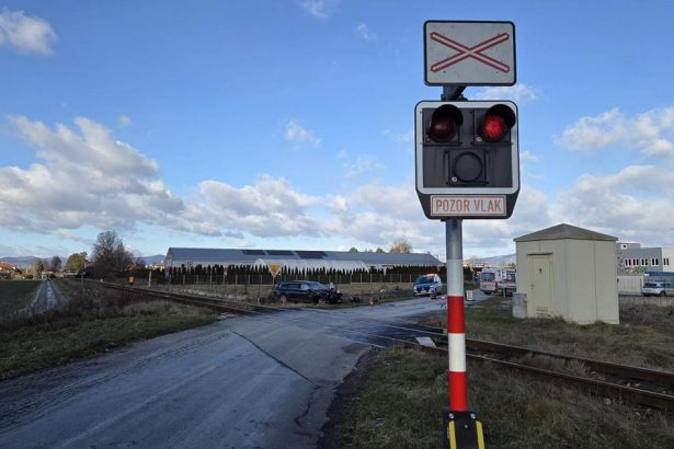 Zrazka vlaku s autom v Banovciach nad Bebravou