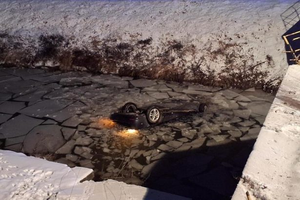 Auto skoncilo prevratene v kanali s mrtvym clovekom