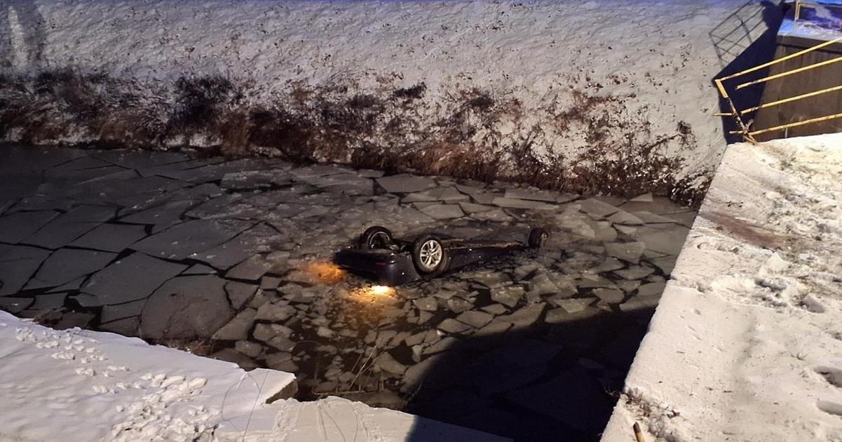 Auto skoncilo prevratene v kanali s mrtvym clovekom