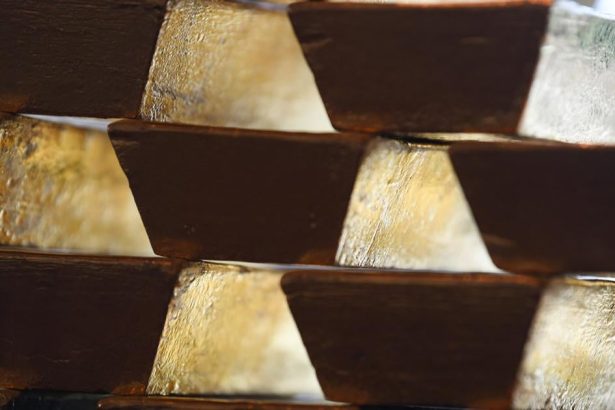 Cena zlata a striebra prekrocila dalsiu hranicu drzi sa nad 4900 a 99 USD unca