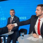 Fico vykrmuje Uhrika a Mazureka na svojej hrudi