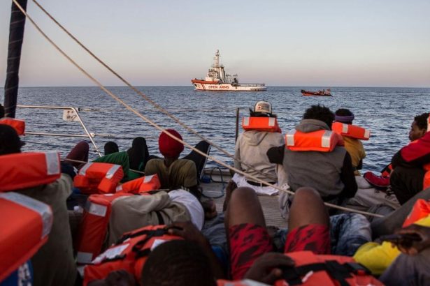 Gambia Najmenej sedem ludi sa utopilo po prevratili lod s migrantmi