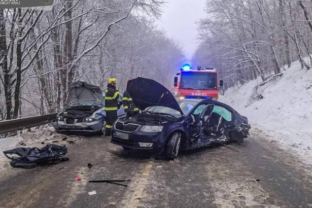 Medzi Rakosom a Slancom doslo k zrazke troch aut traja ludia sa zranili