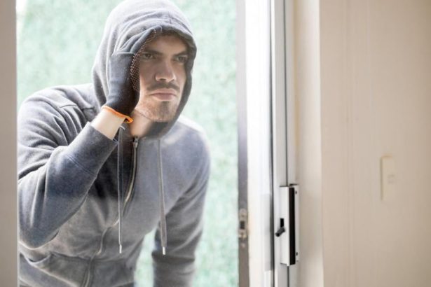 Milionova kradez v rodinnom dome Policia obvinila styri osoby