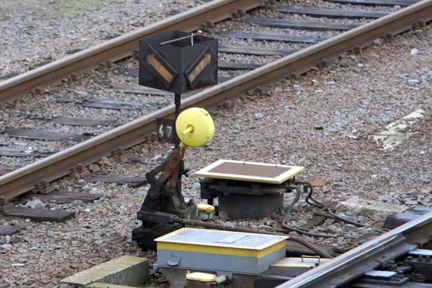 Muz sa posmykol na kolajisku v okamihu ked sa blizil vlak Zraneniam podlahol Korzar Spis a Gemer SME