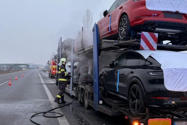 Na dialnici pred hranicami s Ceskom horelo auto