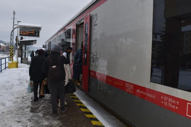 Natlacili ich do jedneho vozna nemaju kde kupit listky Dopravca im odporuca internet