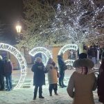 Oblohu nad namestim ozarovali sukromne svetlice Ludia sa fotili pred cislom 2026