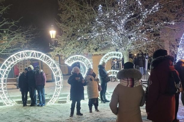 Oblohu nad namestim ozarovali sukromne svetlice Ludia sa fotili pred cislom 2026