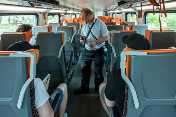 Okienka na nakup listkov zrusili v dalsich mestach seniorom digitalna doba stazuje cestovanie