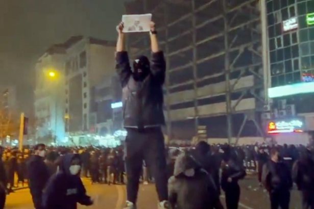 Pri protestoch v Irane zahynulo 2000 ludi