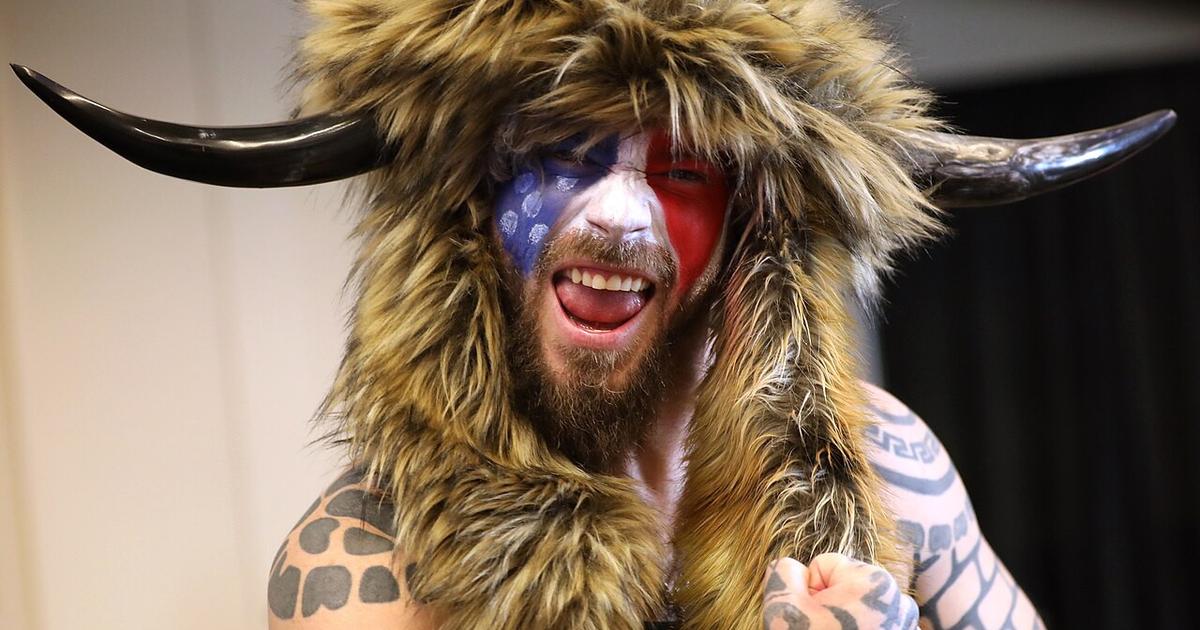 QAnon saman zaluje americkeho prezidenta Donalda Trumpa