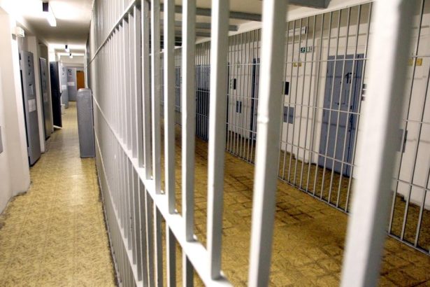 Rano vnikol do bytovky ukradol bicykle a elektrokolobezku