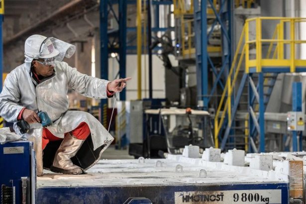 Slovalco nevyraba tri roky Fico slubuje riesenia