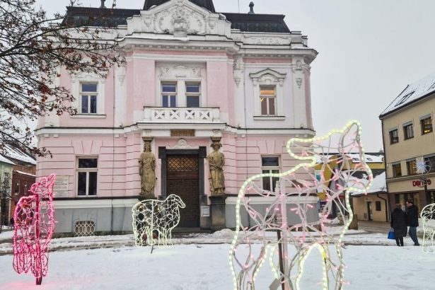 Sneh predlzuje vianocnu atmosferu vyzdoba este nezmizla a ani nezhasla