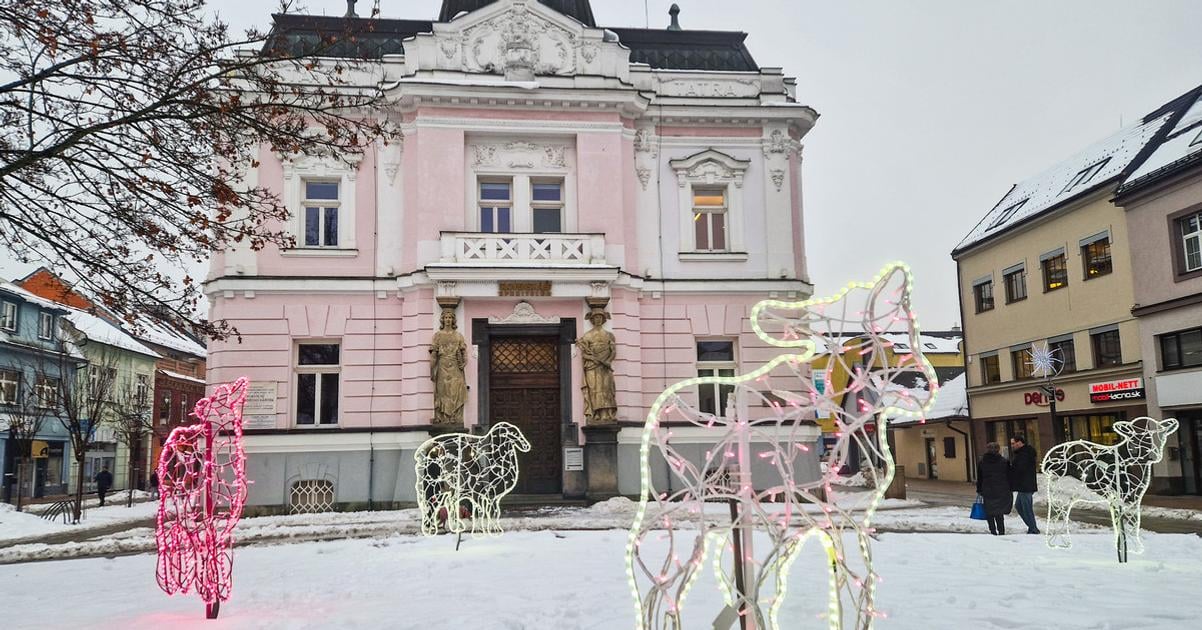 Sneh predlzuje vianocnu atmosferu vyzdoba este nezmizla a ani nezhasla