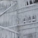 Sutovsky vodopad celi necakanej ladovej atrakcii v meste