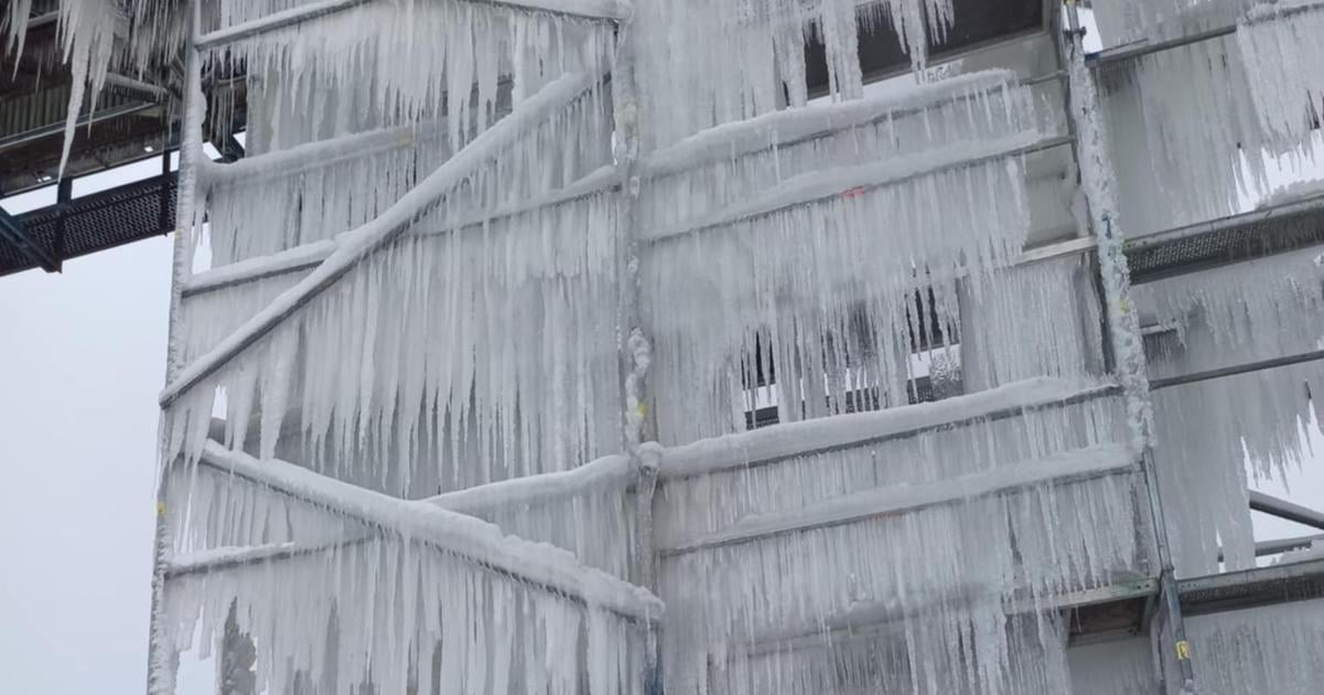 Sutovsky vodopad celi necakanej ladovej atrakcii v meste