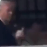 Trump ukazal prostrednik cloveku ktory na neho pri navsteve tovarne pokrikoval