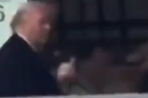 Trump ukazal prostrednik cloveku ktory na neho pri navsteve tovarne pokrikoval