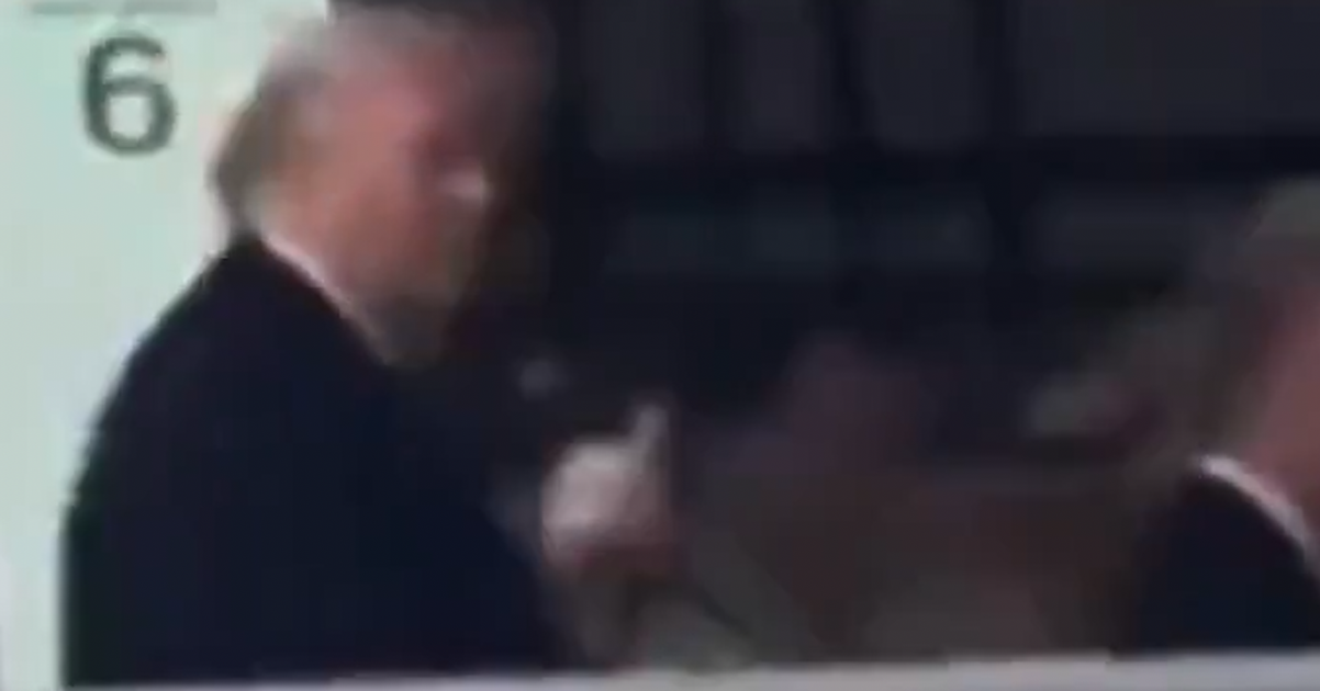 Trump ukazal prostrednik cloveku ktory na neho pri navsteve tovarne pokrikoval