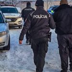 ukradnute auto nasli policajti zaparkovane dvaja muzi sa chceli z miesta odis jeden mal pri sebe drogy