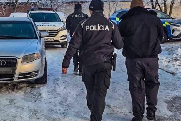 ukradnute auto nasli policajti zaparkovane dvaja muzi sa chceli z miesta odis jeden mal pri sebe drogy