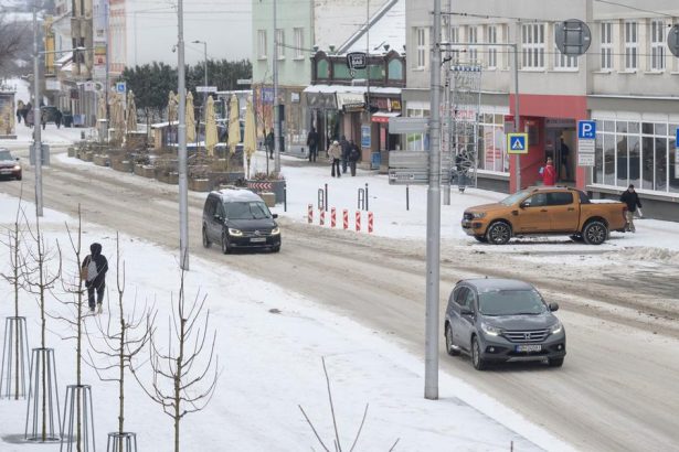 v nedelu hrozi na vacsine uzemia poladovica a hmla na niektorych miestach aj vietor a dazd