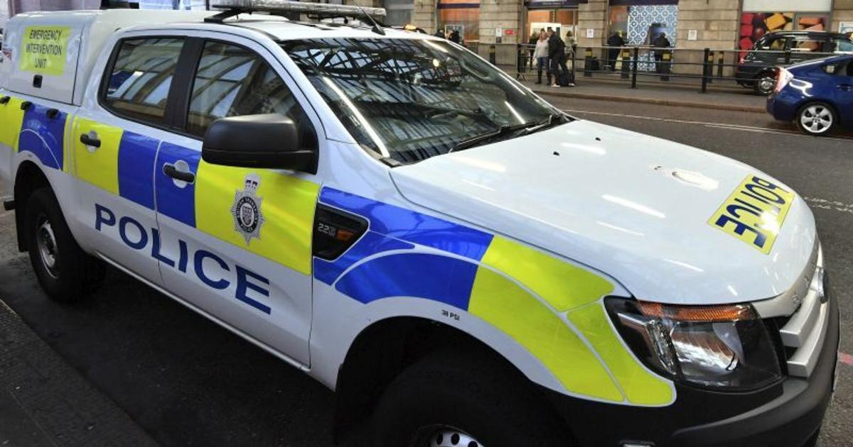 Britska policia obvinila trinastrocneho chlapca z pokusu o vrazdu po utoku v skole