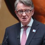 Britska policia prehladala nehnutelnosti spojene s exvyslancom Mandelsonom