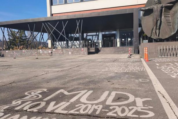 Evakuacia lekarskej fakulty v Kosiciach budovu prehladavali polijajti so psami