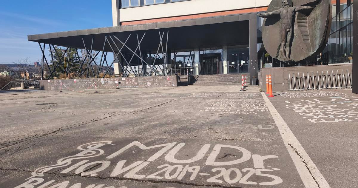 Evakuacia lekarskej fakulty v Kosiciach budovu prehladavali polijajti so psami