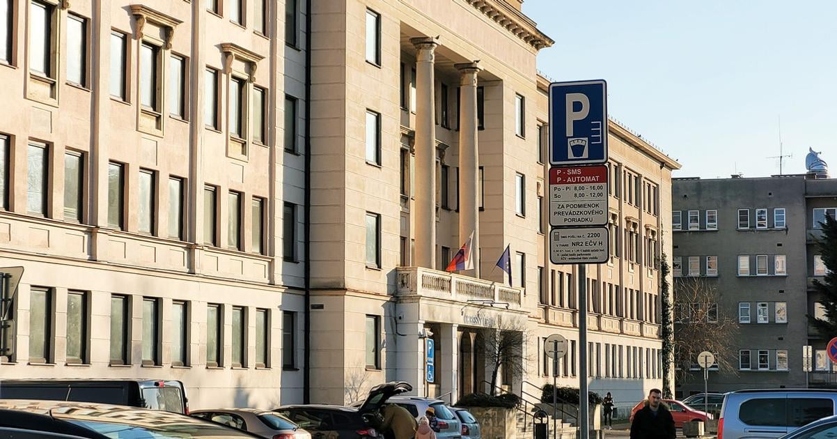 Falsovane dokumenty pribor ako podakovanie pre uradnicku V kauze pozemky doslo k posunu minister svoj nazor nezmenil