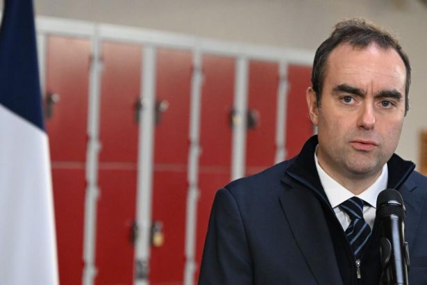 Francuzsko Krajne pravicova strana predlozila dalsi navrh na vyslovenie nedoveri vlade