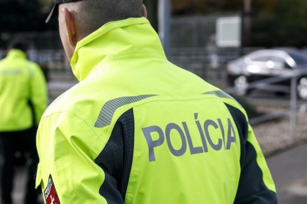 Hnutie Slovensko kritizuje vladu za pokles miezd policajtov a hasicov