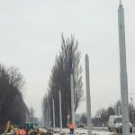 Kovova aleja mohutnych stlpov obkolesuje modernizovanu trat Ini ich davaju menej a ani tak nekricia