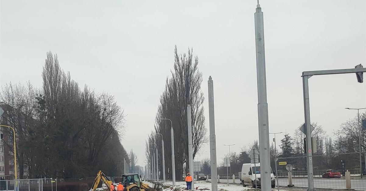 Kovova aleja mohutnych stlpov obkolesuje modernizovanu trat Ini ich davaju menej a ani tak nekricia