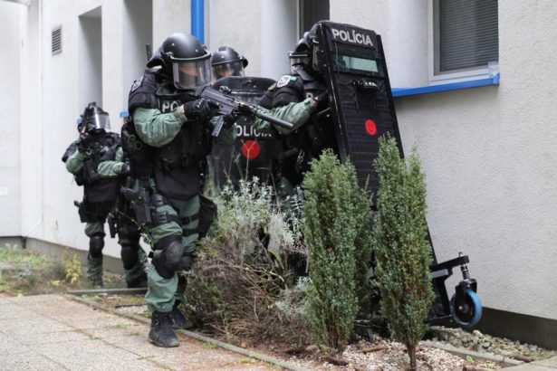 Kuklaci zasiahli proti podvodnikom s nehnutelnostami styri obvinili