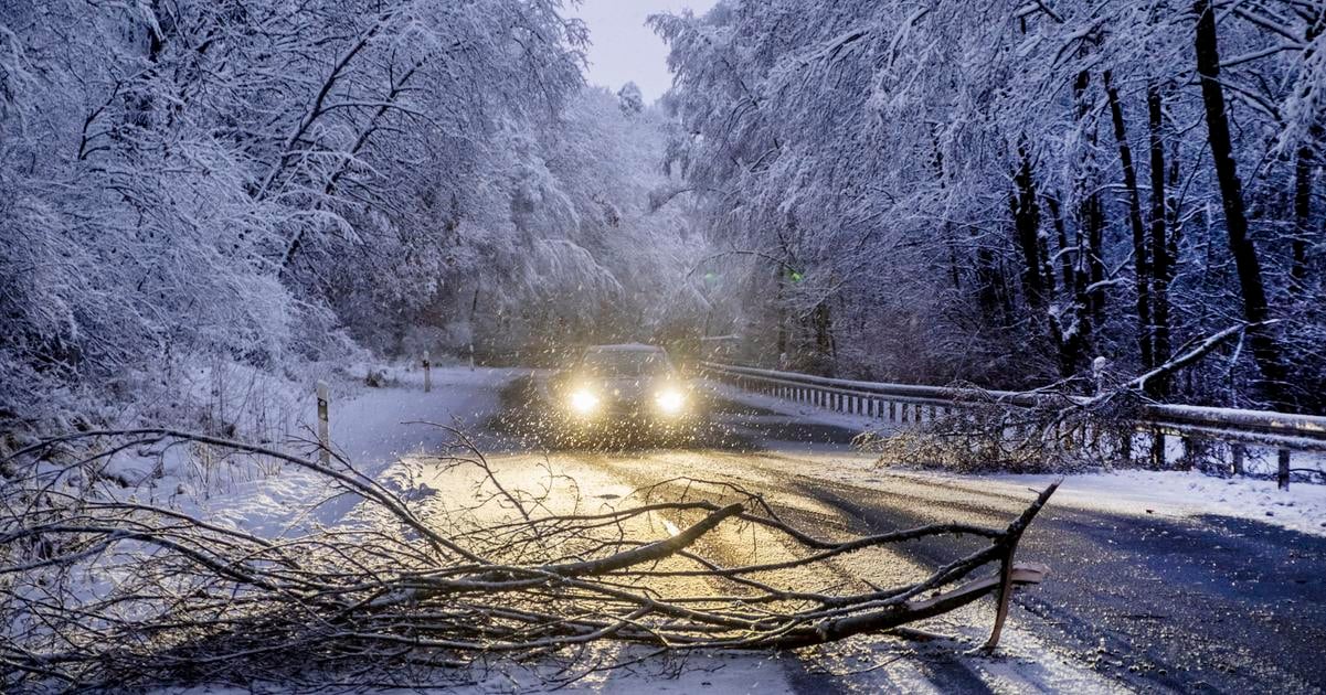 Madarsko Snezenie komplikuje dopravu v zapadnej casti havarovalo 16 autobusov