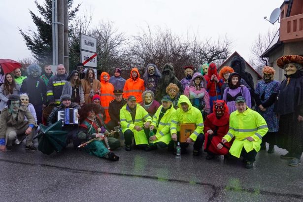 Malicka dedina podava ruku svojim menovcom na Ukrajine Nekupujeme municiu chceme pomoc trpiacim ludom