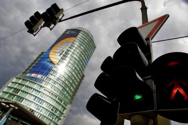 NBS hovori o greckej ceste Stale imamo cas aby sme to mali vo vlastnych rukach